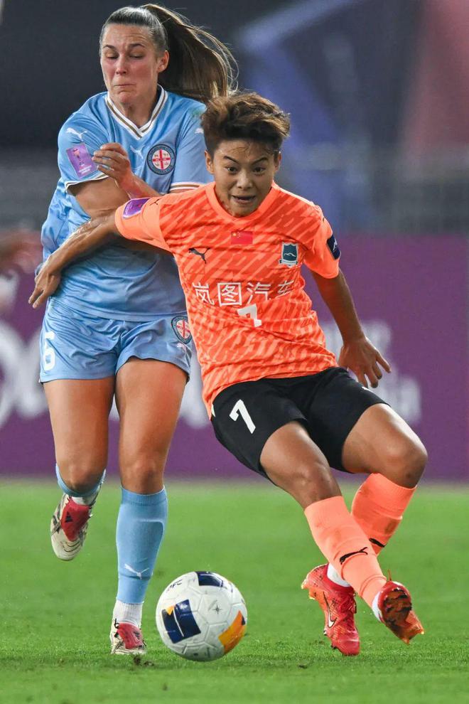 武漢女足奪冠，捧亞冠金杯！