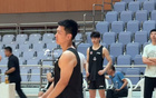 陳培東謝鄉(xiāng)迷，愿籃球少年得佳績。
